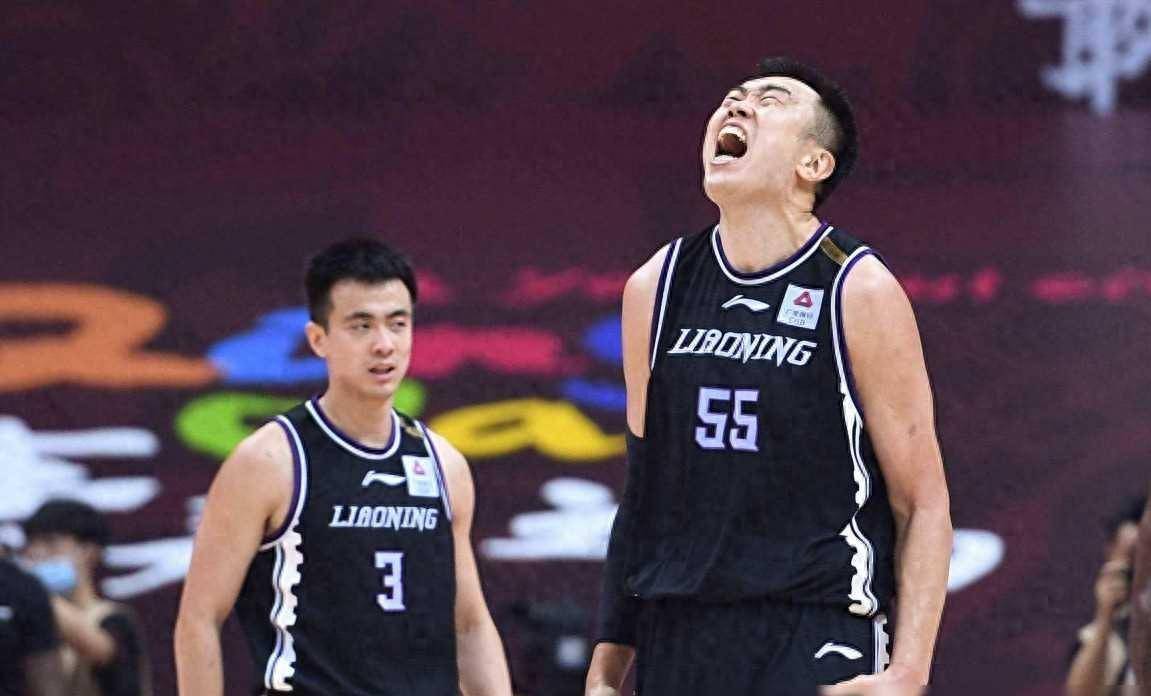 费德勒在老鹰比赛中战术调整，出色防守引发热议！